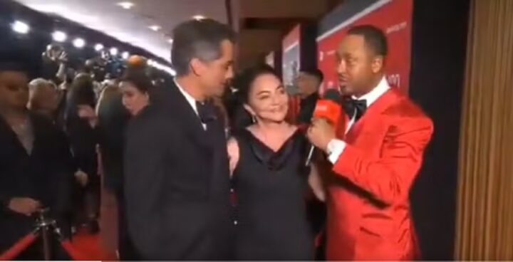 Mãe de Wagner Moura brilha em festa luxuosa nos EUA e promete fazer vatapá para apresentador