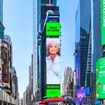 Maria Bethânia é destaque em painel gigante na Times Square em parceria com Spotify