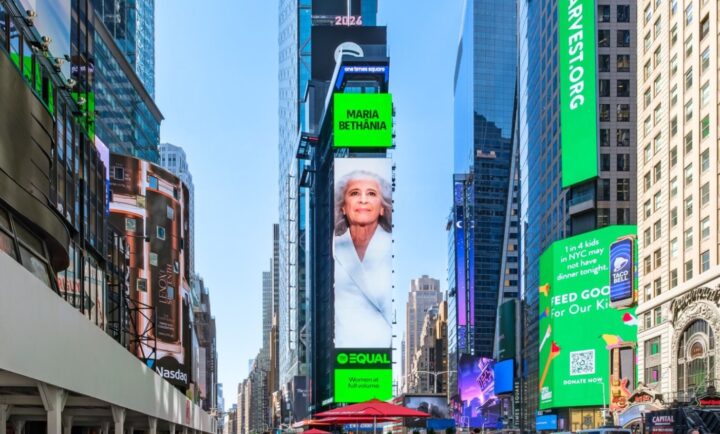 Maria Bethânia é destaque em painel gigante na Times Square em parceria com Spotify