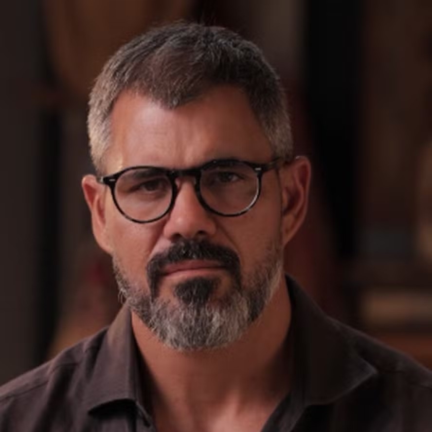 Famosos saem em apoio a Juliano Cazarré após polêmico curso para homens; veja quais