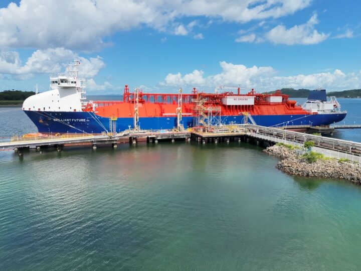 Navio gigante de 188 metros atraca pela primeira vez na Bahia com carga de etano