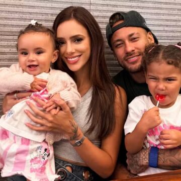Mavie dá show de fofura fazendo careta em foto de família com Neymar, Biancardi e Mel