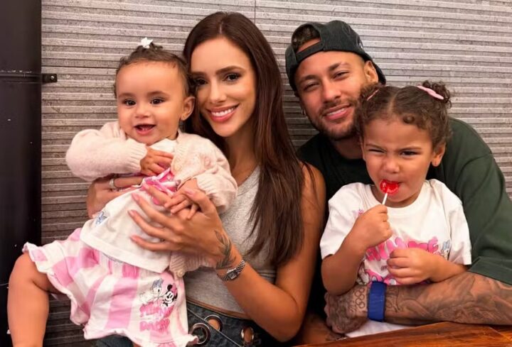 Mavie dá show de fofura fazendo careta em foto de família com Neymar, Biancardi e Mel