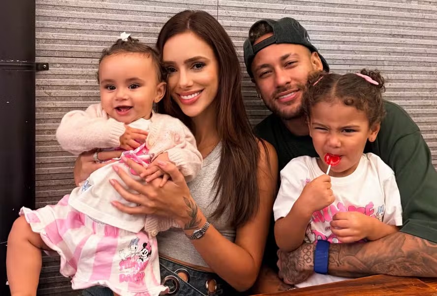 Mavie dá show de fofura fazendo careta em foto de família com Neymar, Biancardi e Mel