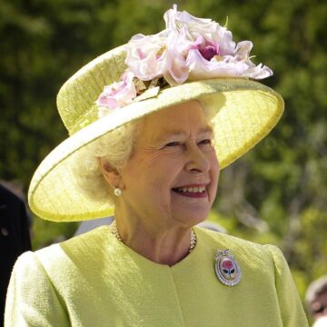 Palácio de Buckingham abre maior exposição dos trajes da Rainha Elizabeth II