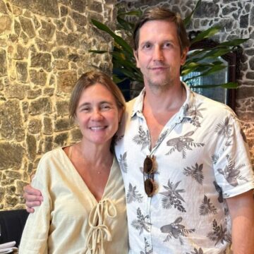 Adriana Esteves e Vladimir Britcha passeiam por Salvador