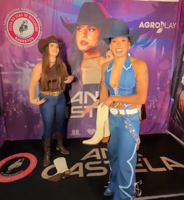 Ana Castela dá par de botas a fã após calçado descolar na frente dela