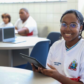 Estudantes da rede estadual passam a usar app com 8 mil livros em tablets