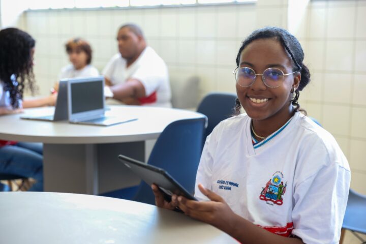 Estudantes da rede estadual passam a usar app com 8 mil livros em tablets