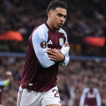 Aston Villa vence Sunderland em jogo de sete gols e se firma na briga pela Champions