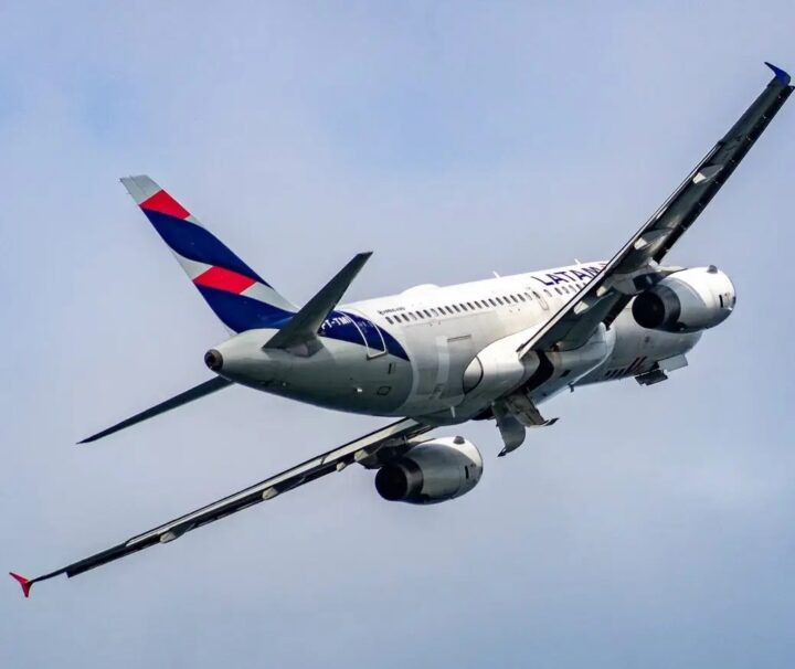 Avião da Latam colide com aeronave da Aerolíneas durante manobra em aeroporto no Chile