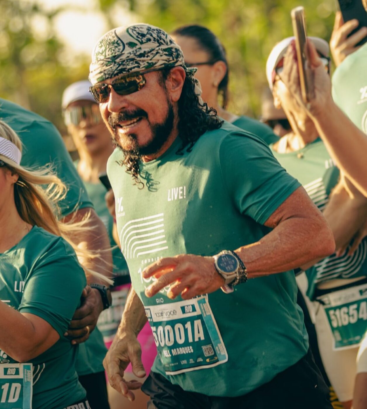 Aos 73 anos, Bell Marques corre 5 km e mantém rotina para encarar maratonas no trio