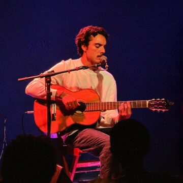 Neto de Gilberto Gil, Bento estreia carreira solo com show em Salvador