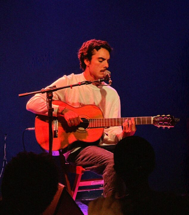 Neto de Gilberto Gil, Bento estreia carreira solo com show em Salvador