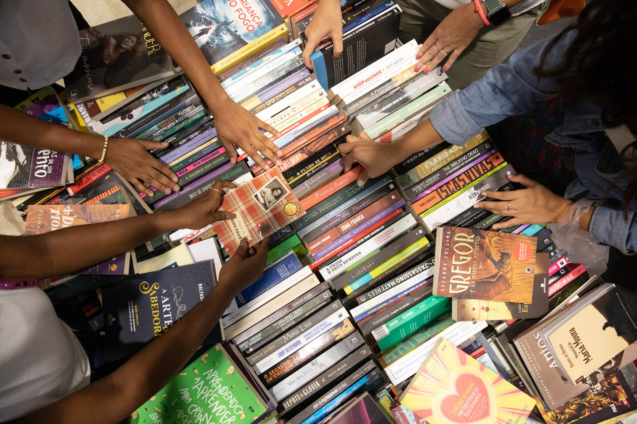 10 mil estudantes da rede municipal de Salvador recebem vale-livro de R$ 40 na Bienal do Livro Bahia