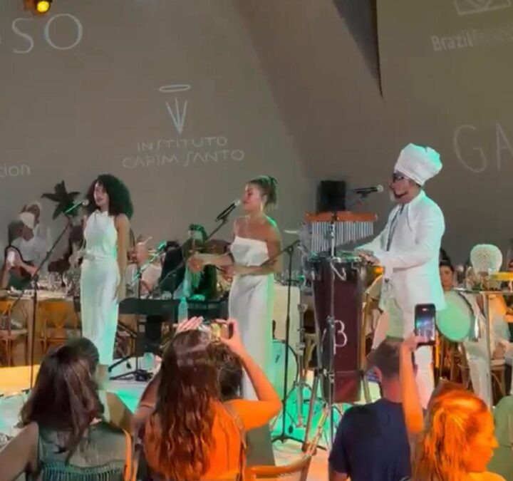 Carlinhos Brown sobe ao palco com filhas em evento beneficente em Trancoso
