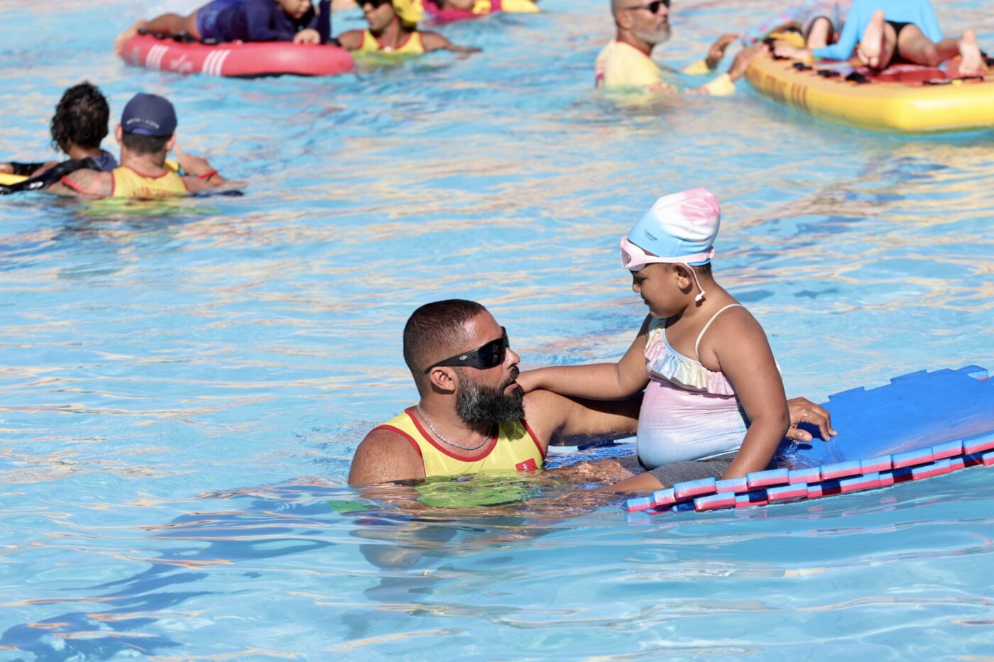 Salvador lança projeto de piscina assistida para crianças com autismo; veja como funciona