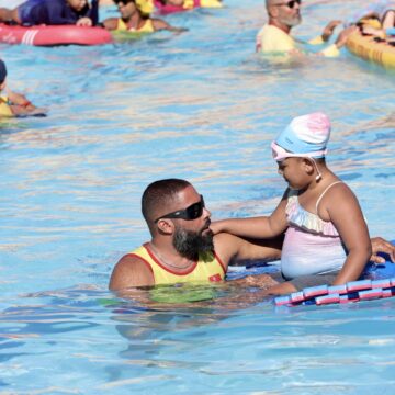 Salvador lança projeto de piscina assistida para crianças com autismo; veja como funciona