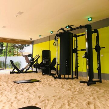 Academia “pé na areia” que simula praia chega a Salvador; saiba onde fica e como funciona