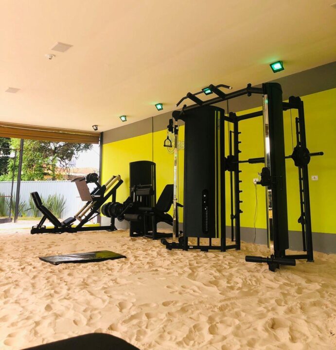 Academia “pé na areia” que simula praia chega a Salvador; saiba onde fica e como funciona