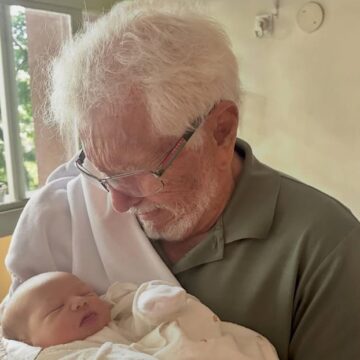 Aos 90 anos, Carlos Alberto de Nóbrega se emociona ao conhecer novo bisneto