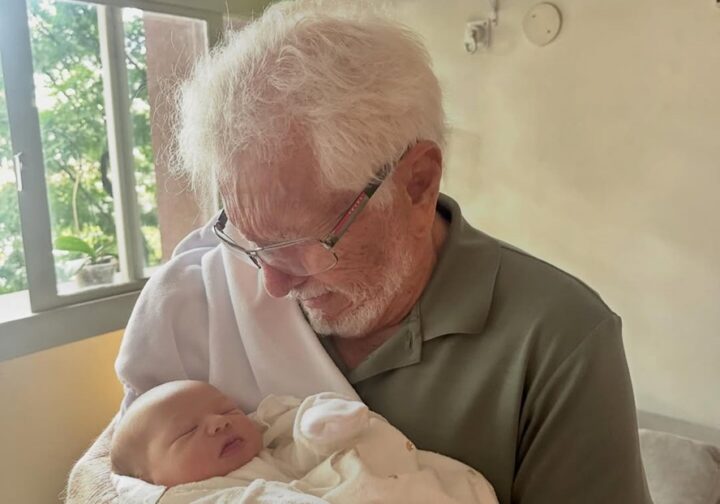 Aos 90 anos, Carlos Alberto de Nóbrega se emociona ao conhecer novo bisneto