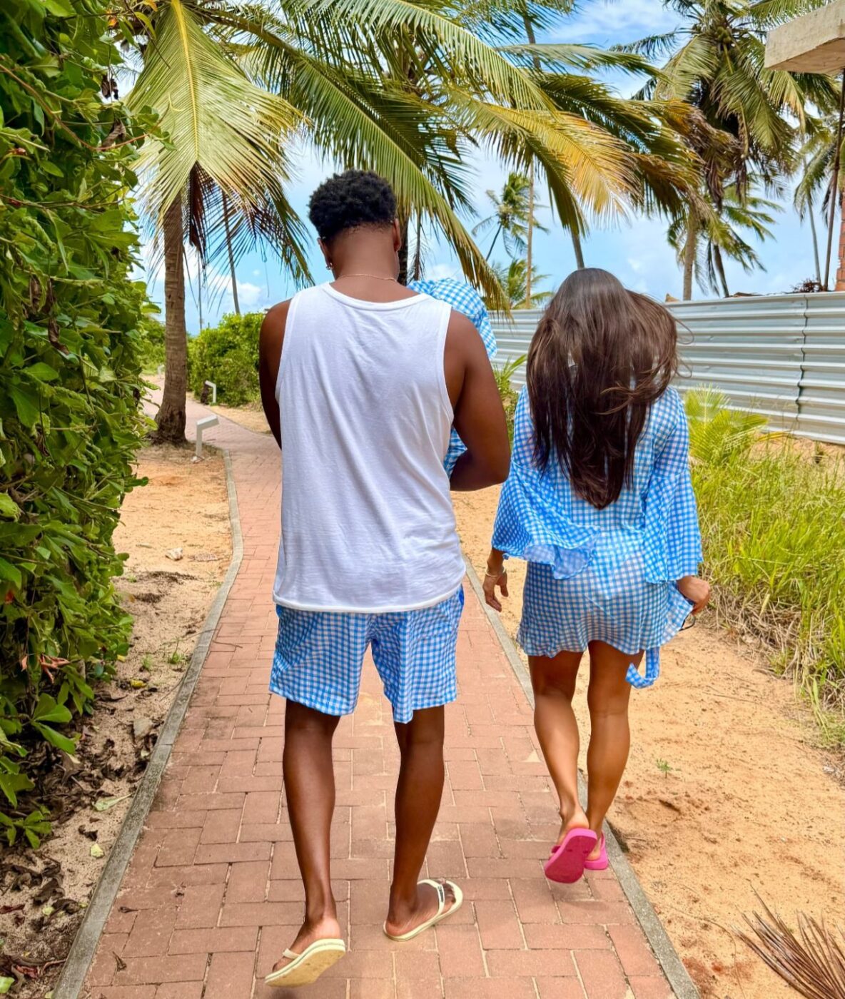 Carol Peixinho e Thiaguinho levam filho para primeiro banho de mar: “Tinha que ser na Bahia”