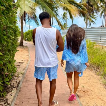 Carol Peixinho e Thiaguinho levam filho para primeiro banho de mar: “Tinha que ser na Bahia”