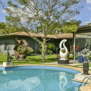 Casa projetada por Adolfo Lindenberg em SP vai à venda por R$ 13 milhões