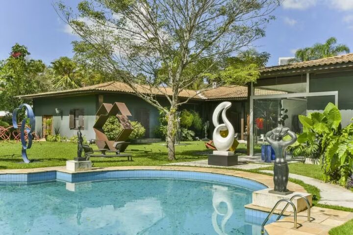 Casa projetada por Adolfo Lindenberg em SP vai à venda por R$ 13 milhões