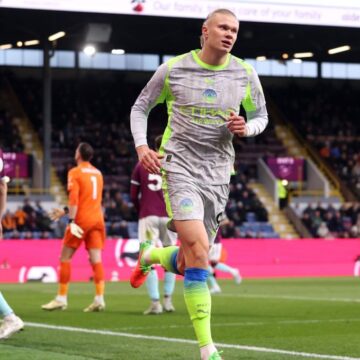 City vence Burnley, assume a liderança da Premier League e pressiona rivais na reta final