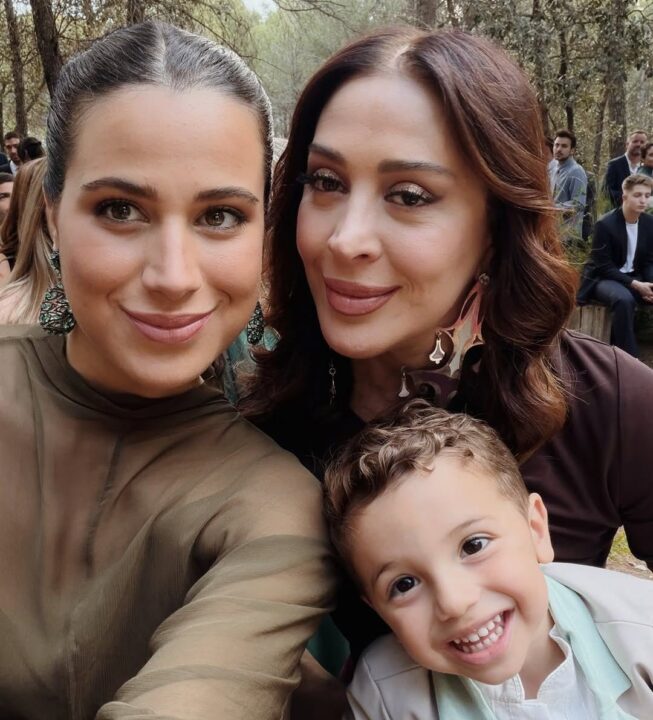 Claudia Raia abre álbum de família em casamento da sobrinha na Espanha