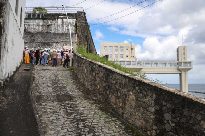 Caminhada na Ladeira da Misericórdia reúne público e debate memória urbana em Salvador