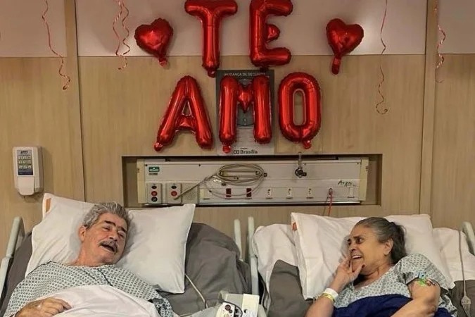 Casal internado celebra 46 anos de casamento com sessão de filme em hospital