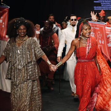 Elenco de novela da Globo desfila no Rio Fashion Week e celebra moda com influência africana
