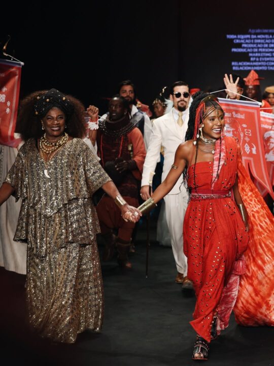 Elenco de novela da Globo desfila no Rio Fashion Week e celebra moda com influência africana