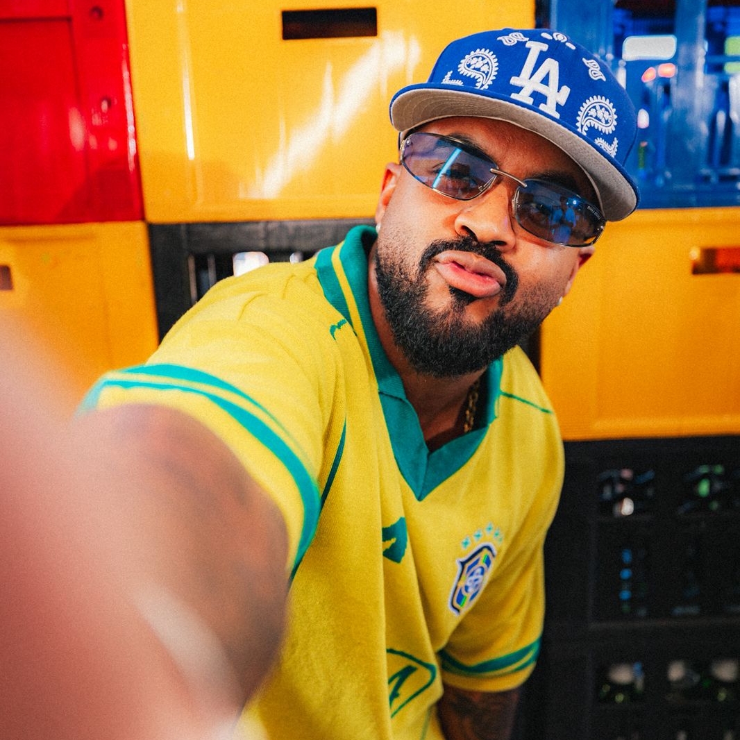 Cantor Diggo grava novo audiovisual no Rio Vermelho nesta segunda (13)