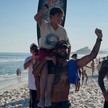 Aos 14 anos, filho de Pedro Scooby e Luana Piovani vence primeiro campeonato de surfe