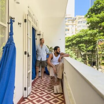 Arquiteto Maurício Arruda abre apartamento no Rio e aposta em decoração leve e funcional; veja fotos