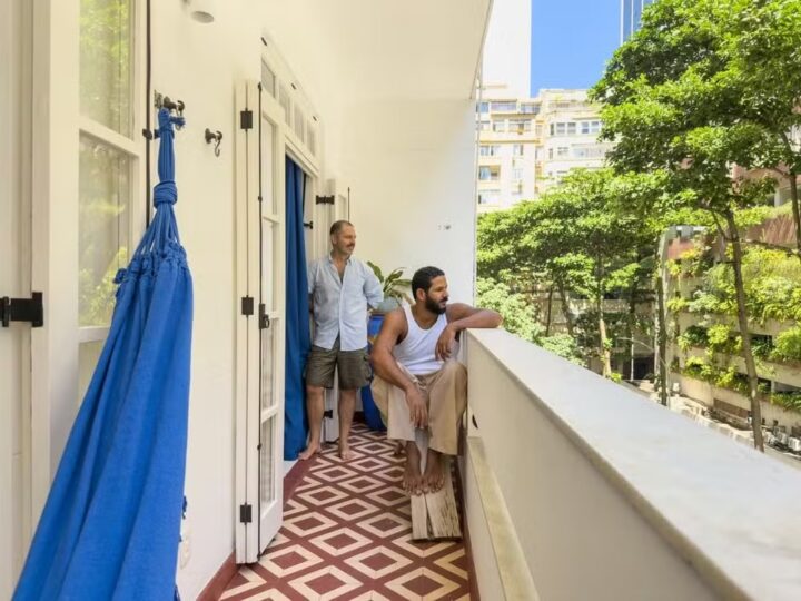 Arquiteto Maurício Arruda abre apartamento no Rio e aposta em decoração leve e funcional; veja fotos