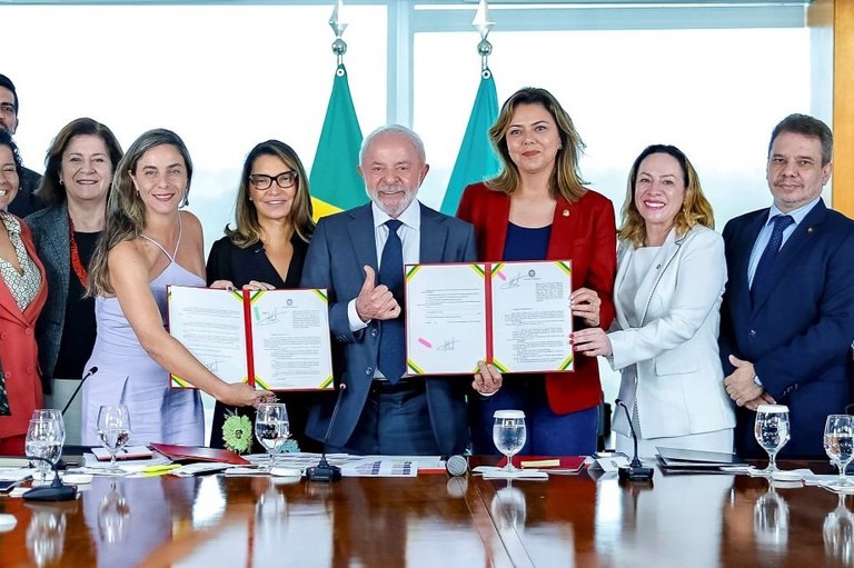 Lula sanciona lei que prevê tornozeleira eletrônica para agressores de mulheres