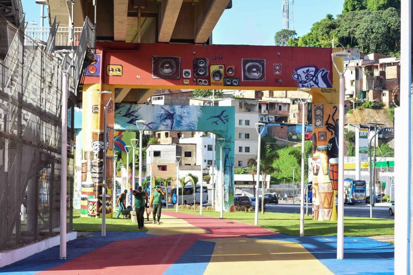 Jovens participam de oficina de grafite em projeto que revitaliza a Bonocô