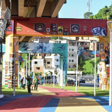 Jovens participam de oficina de grafite em projeto que revitaliza a Bonocô
