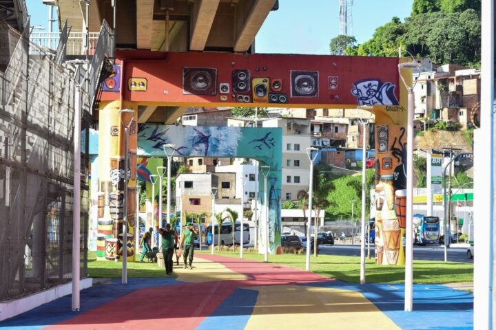 Jovens participam de oficina de grafite em projeto que revitaliza a Bonocô