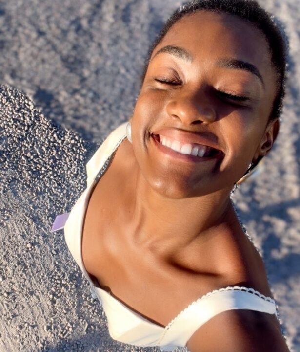 Erika Januza recebe alta após cinco dias internada por infecção renal