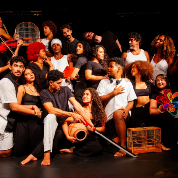 Escola de Teatro da UFBA estreia espetáculo que transforma teatro em praça cênica