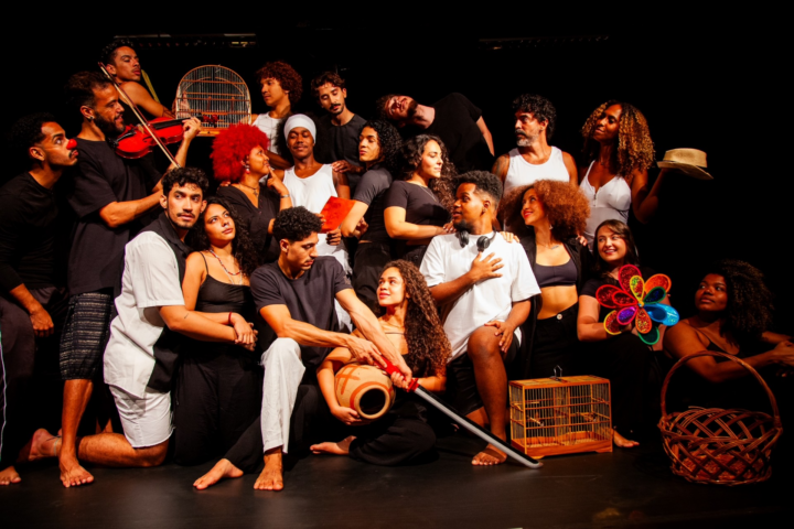 Escola de Teatro da UFBA estreia espetáculo que transforma teatro em praça cênica