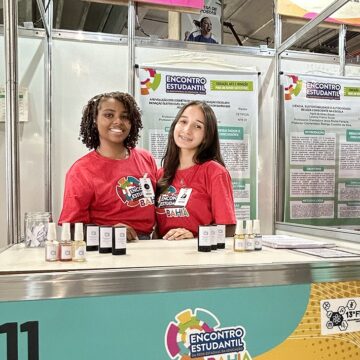 Estudantes baianas desenvolvem perfume em bastão com base hidratante