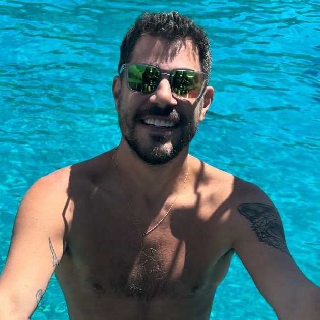 Evaristo Costa exibe tanquinho sarado durante férias na Grécia; veja foto