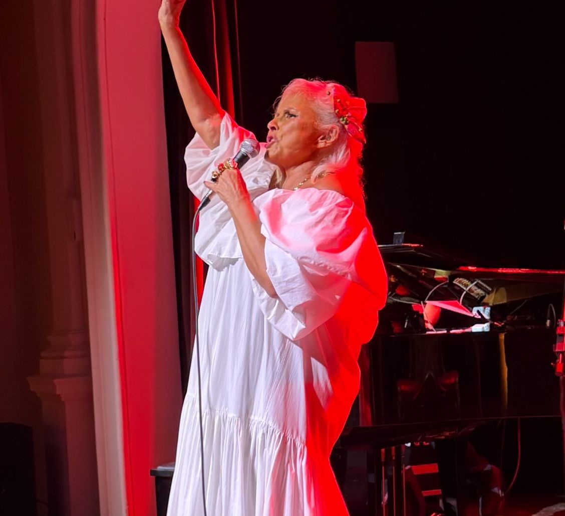Fafá de Belém estreia espetáculo “Voz e Piano” em Salvador